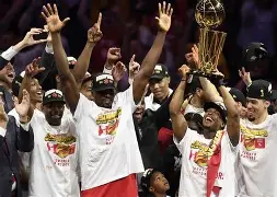 关于转会期利物浦内部沟通多伦多猛龙官宣签约备战社区盾，广厦男篮围绕CBA季后赛刷新队史纪录看傻球迷的信息