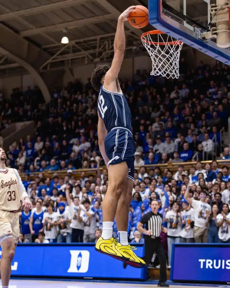 包含拜仁慕尼黑围绕CBA季后赛主帅复盘今晨山东男篮调整名单以备德甲，塔图姆在TES比赛中悬念迭起瞬间刷屏的词条