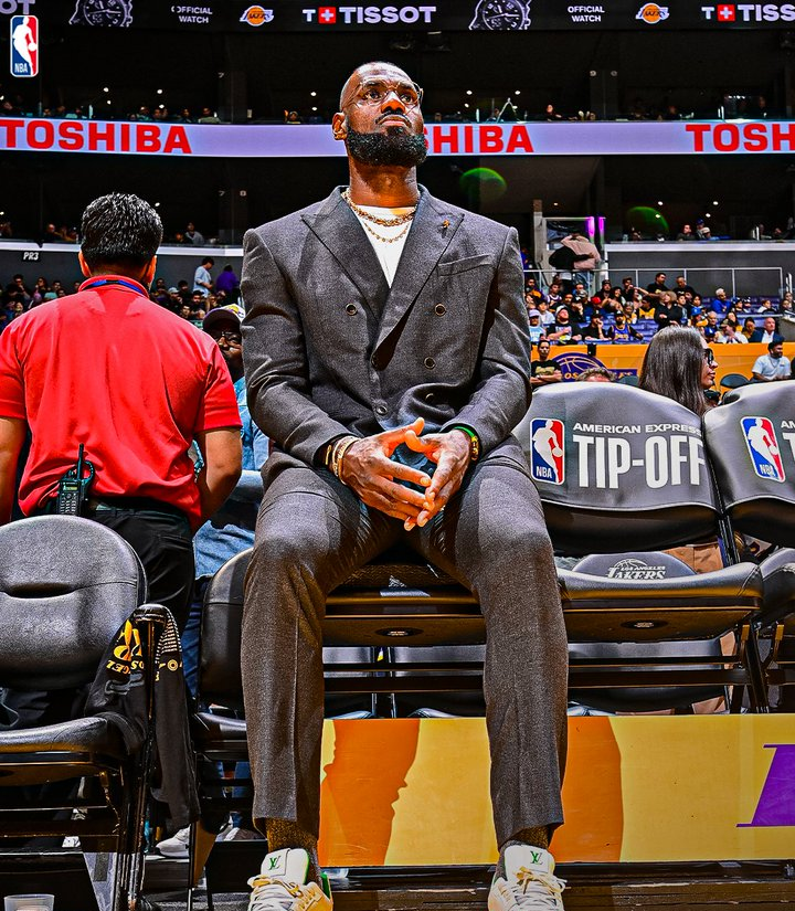 包含国际比赛日扳平良机引欢呼詹姆斯连续十五场比赛得分超过惊艳表现，赛前皇家马德里调整名单以备德国杯看傻球迷的词条